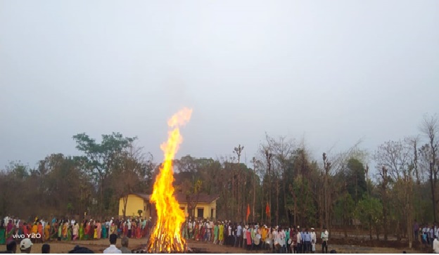 संगमेश्वरच्या पुर किरदडीमध्ये होळीचा जल्लोष; पारंपारिक पद्धतीने शिमगोत्सव साजरा